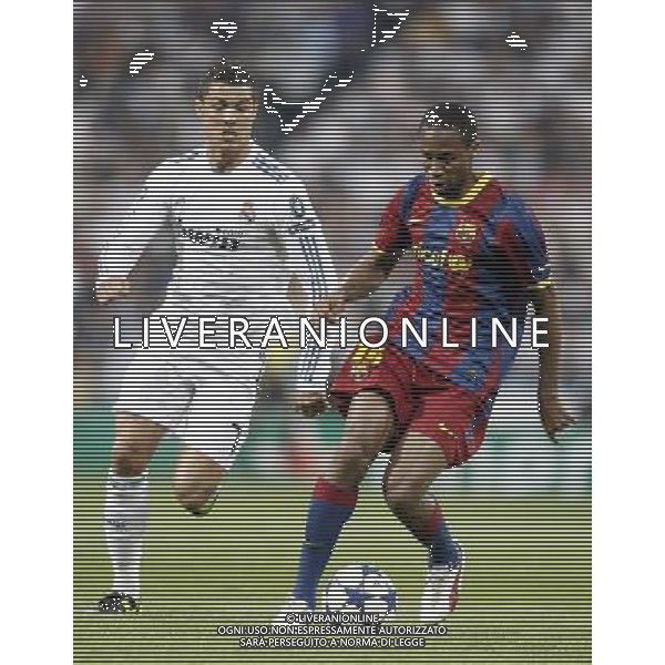 Real Madrid\'s Cristiano Ronaldo against Barcelona\'s Seydou Keita during Champions League match in Madrid. April 27, 2011. (ALTERPHOTOS/Alvaro Hernandez) AG ALDO LIVERANI ONLY ITALY
