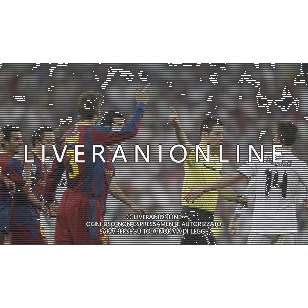 Referee Wolfgang Stark argues with Barcelona\'s Xavi Hernandez and Pedro Rodriguez and Real Madrid\'s Xabi Alonso during Champions League match in Madrid. April 27, 2011. (ALTERPHOTOS/Alvaro Hernandez) AG ALDO LIVERANI ONLY ITALY