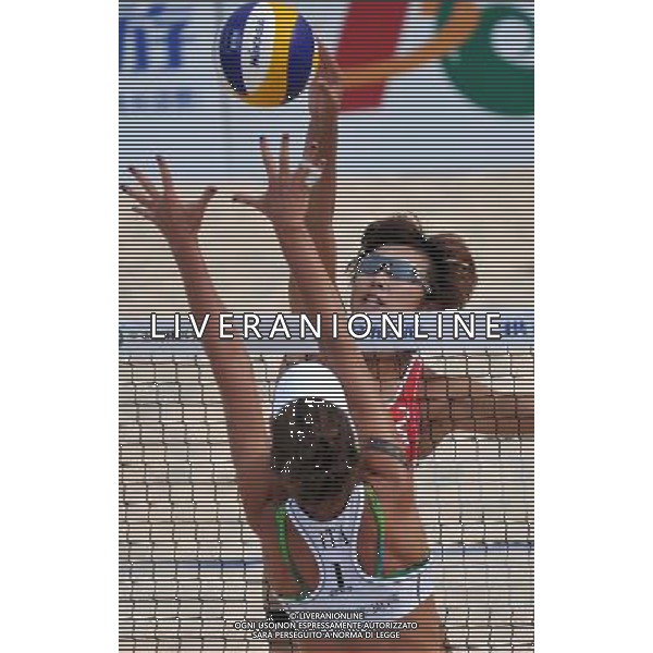 (110428) -- SANYA, April 28, 2011 () -- China\'s Yue Yuan (above) spikes against Giombini Laura and Rosso Valeriathe of Italy during 2011 Swatch FIVB Beach Volleyball World Tour in Sanya, south China\'s Hainan Province, April 28, 2011. China won 2-1. (/Hou Jiansen) AG ALDO LIVERANI S A S ONLY ITALY