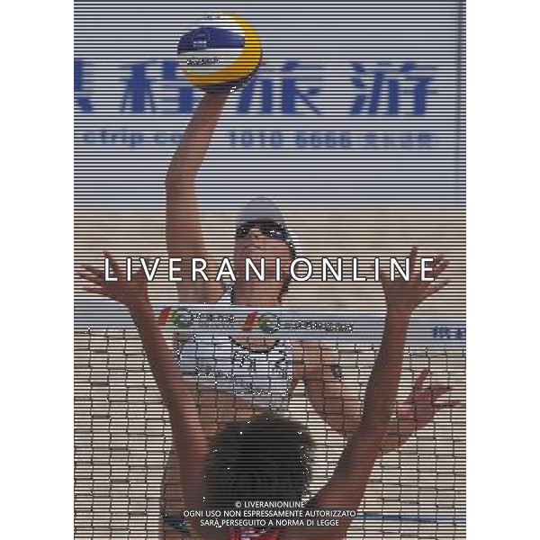 (110428) -- SANYA, April 28, 2011 () -- Italy\'s Rosso Valeriathe (above) spikes against China\'s Huang Ying and Yue Yuan during 2011 Swatch FIVB Beach Volleyball World Tour in Sanya, south China\'s Hainan Province, April 28, 2011. China won 2-1. (/Hou Jiansen) AG ALDO LIVERANI S A S ONLY ITALY