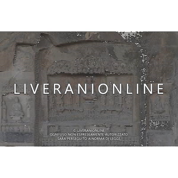 (110428) -- ZHENGZHOU, April 28, 2011 () -- Photo taken on April 28, 2011, shows a statue of the Tang Dynasty (618-907) in a niche on the outer wall of the Gongyi Grotto Temple in Gongyi City of Zhengzhou, capital of central China\'s Henan Province. The Gongyi Grotto Temple, caved by the royal family of the North Wei Dynasty (386-557), has five existing grottoes and 7,743 Buddha statues. The grotto temple has become a tourist site along the Yellow River after receiving restoration and proper protection. (/Zhao Peng) (llp) Zhengzhou Foto scattata il 28 aprile 2011, mostra due statue di Buddha nella Grotta Gongyi Tempio di Gongyi cittˆ di Zhengzhou, Il tempio grotta  diventata una localitˆ turistica lungo il Fiume Giallo, dopo aver ricevuto il restauro e la protezione adeguata. AG. ALDO LIVERANI SAS ITALY ONLY *** Local Caption *** .