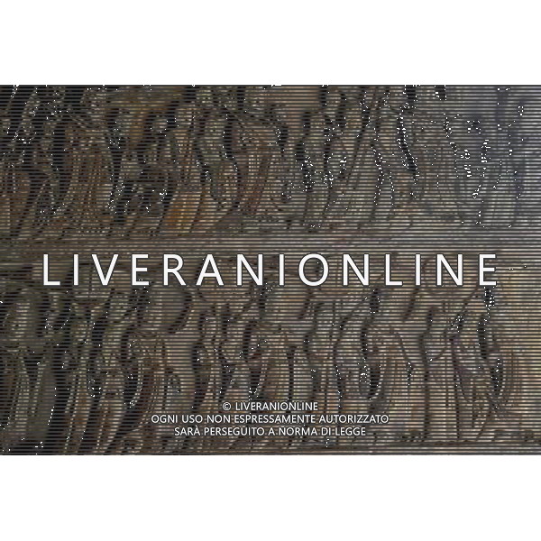 (110428) -- ZHENGZHOU, April 28, 2011 () -- Photo taken on April 28, 2011, shows the reliefs, which describe the emperor and the queen\'s worshipping of Buddha, on the wall in the Gongyi Grotto Temple in Gongyi City of Zhengzhou, capital of central China\'s Henan Province. The Gongyi Grotto Temple, caved by the royal family of the North Wei Dynasty (386-557), has five existing grottoes and 7,743 Buddha statues. The grotto temple has become a tourist site along the Yellow River after receiving restoration and proper protection. (/Zhao Peng) (llp) Zhengzhou Foto scattata il 28 aprile 2011, mostra due statue di Buddha nella Grotta Gongyi Tempio di Gongyi cittˆ di Zhengzhou, Il tempio grotta  diventata una localitˆ turistica lungo il Fiume Giallo, dopo aver ricevuto il restauro e la protezione adeguata. AG. ALDO LIVERANI SAS ITALY ONLY *** Local Caption *** .