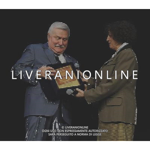 Convention Banca Mediolanum \'Estote Parati\' Rimini - 02.05.2011 Nella Foto:Lech Walesa Leader Solidarnosc e Premio Nobel per la pace premia Rita El Khayat -Psichiatra,Antropologa e scrittrice candidata premio Nobel per la Pace /Ph.Vitez-Ag. Aldo Liverani