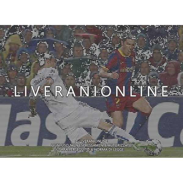 FC Barcelona\'s David Villa (r) and Real Madrid\'s Alvaro Arbeloa during UEFA Champions League match.May 3,2011.Steel / ALFAQUI AG ALDO LIVERANI S A S ONLY ITALKY