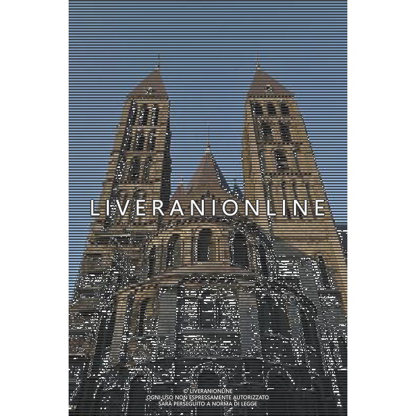 (110504) -- BRUSSELS, May 4, 2011 () -- Picture taken on May 3, 2011 shows Notre-Dame Cathedral in Tournai, western Belgian city. Tournai is one of the oldest city of Belgium. Built on the first half of 12th centery and famous for its mixed Romanesque and Gothic style, the Notre-Dame Cathedral of Tournai was listed as World Heritage by UNESCO in 2000. (/Wu Wei) (zx) BRUXELLES, 4 maggio 2011 () - Foto scattata il 3 maggio 2011 mostra di Notre-Dame e le sue costruzioni vicine a Tournai, occidentale della cittˆ belga. Tournai  una delle pi antiche cittˆ del Belgio. Costruito nella prima metˆ del centery 12 e famosa per il suo stile misto romanico e gotico, la Cattedrale di Notre-Dame di Tournai  stato elencato come Patrimonio Mondiale dell\'Umanitˆ dall\'UNESCO nel 2000. (/ Wu Wei) (zx) AG ALDO LIVERANI S A S ONLY ITALY