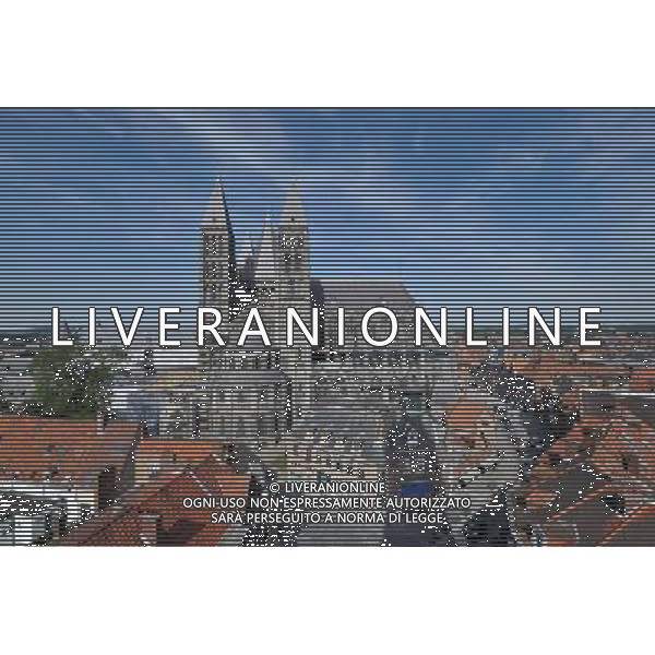 (110504) -- BRUSSELS, May 4, 2011 () -- Picture taken on May 3, 2011 shows Notre-Dame Cathedral in Tournai, western Belgian city. Tournai is one of the oldest city of Belgium. Built on the first half of 12th centery and famous for its mixed Romanesque and Gothic style, the Notre-Dame Cathedral of Tournai was listed as World Heritage by UNESCO in 2000. (/Wu Wei) (zx) BRUXELLES, 4 maggio 2011 () - Foto scattata il 3 maggio 2011 mostra di Notre-Dame e le sue costruzioni vicine a Tournai, occidentale della cittˆ belga. Tournai  una delle pi antiche cittˆ del Belgio. Costruito nella prima metˆ del centery 12 e famosa per il suo stile misto romanico e gotico, la Cattedrale di Notre-Dame di Tournai  stato elencato come Patrimonio Mondiale dell\'Umanitˆ dall\'UNESCO nel 2000. (/ Wu Wei) (zx) AG ALDO LIVERANI S A S ONLY ITALY