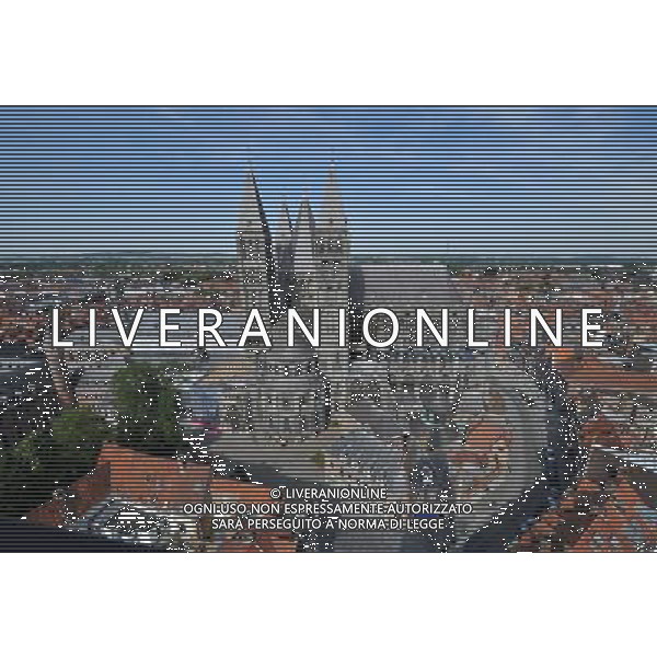 (110504) -- BRUSSELS, May 4, 2011 () -- Picture taken on May 3, 2011 shows Notre-Dame Cathedral in Tournai, western Belgian city. Tournai is one of the oldest city of Belgium. Built on the first half of 12th centery and famous for its mixed Romanesque and Gothic style, the Notre-Dame Cathedral of Tournai was listed as World Heritage by UNESCO in 2000. (/Wu Wei) (zx) BRUXELLES, 4 maggio 2011 () - Foto scattata il 3 maggio 2011 mostra di Notre-Dame e le sue costruzioni vicine a Tournai, occidentale della cittˆ belga. Tournai  una delle pi antiche cittˆ del Belgio. Costruito nella prima metˆ del centery 12 e famosa per il suo stile misto romanico e gotico, la Cattedrale di Notre-Dame di Tournai  stato elencato come Patrimonio Mondiale dell\'Umanitˆ dall\'UNESCO nel 2000. (/ Wu Wei) (zx) AG ALDO LIVERANI S A S ONLY ITALY