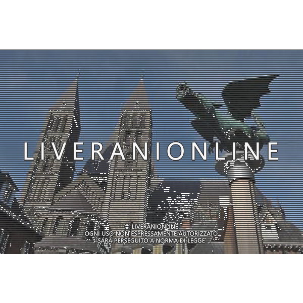 (110504) -- BRUSSELS, May 4, 2011 () -- Picture taken on May 3, 2011 shows Notre-Dame Cathedral in Tournai, western Belgian city. Tournai is one of the oldest city of Belgium. Built on the first half of 12th centery and famous for its mixed Romanesque and Gothic style, the Notre-Dame Cathedral of Tournai was listed as World Heritage by UNESCO in 2000. (/Wu Wei) (zx) BRUXELLES, 4 maggio 2011 () - Foto scattata il 3 maggio 2011 mostra di Notre-Dame e le sue costruzioni vicine a Tournai, occidentale della cittˆ belga. Tournai  una delle pi antiche cittˆ del Belgio. Costruito nella prima metˆ del centery 12 e famosa per il suo stile misto romanico e gotico, la Cattedrale di Notre-Dame di Tournai  stato elencato come Patrimonio Mondiale dell\'Umanitˆ dall\'UNESCO nel 2000. (/ Wu Wei) (zx) AG ALDO LIVERANI S A S ONLY ITALY