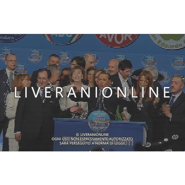 MILANO 7/5/2011 PALASHARP LAMPUGNANO CAMPAGNA ELETTORALE DELLA LISTA LETIZIA MORATTI PER LE COMUNALI DI MILANO NELLA FOTO sSILVIO BERLUSCONI E LETIZIA MORATI CON ALCUNI MINISTRI E SOTTOSEGRETARI DEL GOVERNO BERLUSCONI FOTO ROMANO/AG ALDO LIVERANI