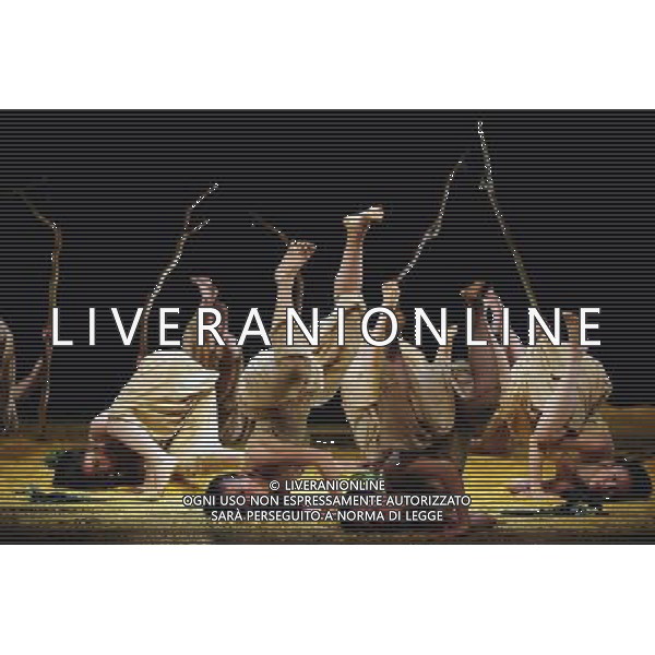 (110506) -- WUHAN, May 6, 2011 () -- Dancers of Cloud Gate Dance Theatre perform in the drama Songs of the Wanderers in Wuhan, capital of central China\'s Hubei Province, May 6, 2011. The Cloud Gate Dance Theatre is a contemporary dance troupe founded by choreographer Lin Hwai-min in south China\'s Taiwan in 1973. () (lfj) AG ALDO LIVERANI S A S ONLY ITALY