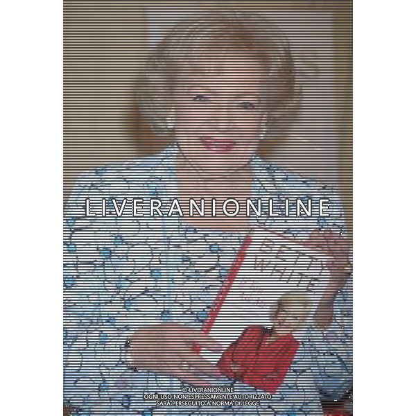 Betty White signs copies of \'If You Ask Me (And Of Course You Won\'t)\' at Barnes and Noble on May 6, 2011 in New York City. AG. ALDO LIVERANI SAS ITALY ONLY *** Local Caption *** .