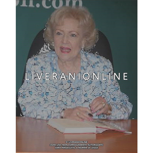 Betty White signs copies of \'If You Ask Me (And Of Course You Won\'t)\' at Barnes and Noble on May 6, 2011 in New York City. AG. ALDO LIVERANI SAS ITALY ONLY *** Local Caption *** .