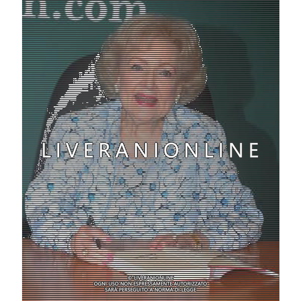 Betty White signs copies of \'If You Ask Me (And Of Course You Won\'t)\' at Barnes and Noble on May 6, 2011 in New York City. AG. ALDO LIVERANI SAS ITALY ONLY *** Local Caption *** .