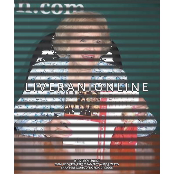 Betty White signs copies of \'If You Ask Me (And Of Course You Won\'t)\' at Barnes and Noble on May 6, 2011 in New York City. AG. ALDO LIVERANI SAS ITALY ONLY *** Local Caption *** .
