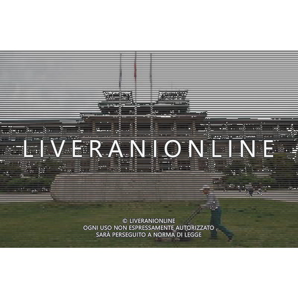 BEIJING, May 9, 2011 A worker cuts the lawn of the southern component of the National Library of China in Beijing, capital of China, May 9, 2011. The southern component of the library completed in 1987 will enter a three year reconstruction period on May 10. (/Zhao Wanwei)(mcg) Biblioteca Nazionale della Cina a Pechino, capitale della Cina. AG. ALDO LIVERANI SAS ITALY ONLY *** Local Caption *** .