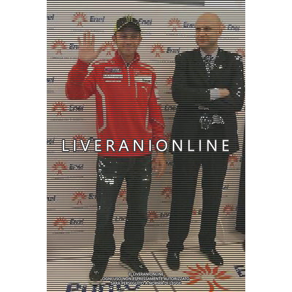 10/5/2011 MILANO VIA BROLETTO 46 ENEL: VALENTINO ROSSI PRESENTA IL NUOVO FLAGSHIP STORE DELL\'ENERGIA NELLA FOTO DIRETTORE DELLA DIVISIONE MERCATO ENEL GIANFILIPPO MANCINI VALENTINO ROSSI PH.FIOCHI/ALDO LIVERANI SAS