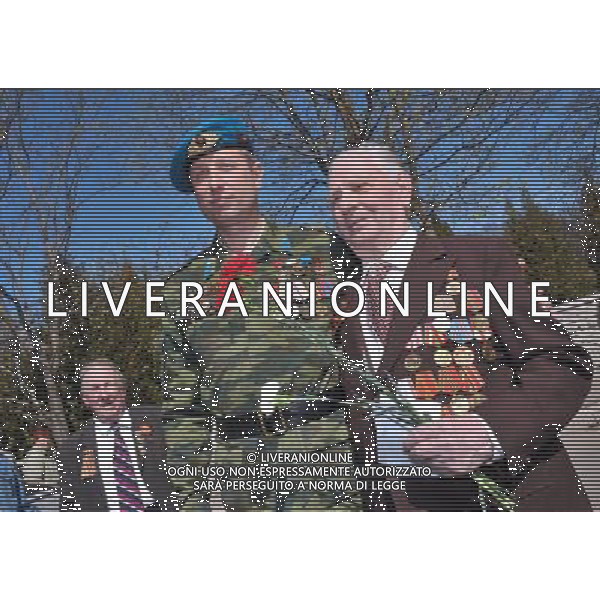 TALLINN, May 9, 2011 Veteran Pavel Glushenko and a young soldier lay flowers to the Bronze Soldier monument in the Defense Forces Cemetery in Tallinn, capital of Estonia, May 9, 2011. More than 200 World War II veterans and locals paid tributes to the Bronze Soldier monument here on Monday to mark the 66th anniversary of the victory over the Nazi Germany. (/Victor) In occasione del 66 Á anniversario della vittoria sulla Germania nazista si festeggia davanti al monumento del Soldato nel Cimitero di Tallin AG. ALDO LIVERANI SAS ITALY ONLY *** Local Caption *** .