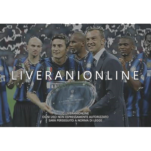 Inter - Roma semifinale di ritorno di Coppa Italia Tim Cup 11/05/2011 nella foto marco branca consegna un premio commemorativo per le 1000 partite di javier zanetti ©luzzani/agenzia aldo liverani sas