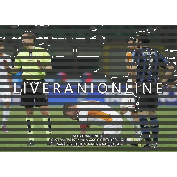 Inter - Roma semifinale di ritorno di Coppa Italia Tim Cup 11/05/2011 nella foto daniele de rossi a terra dolorante infortunato ©luzzani/agenzia aldo liverani sas