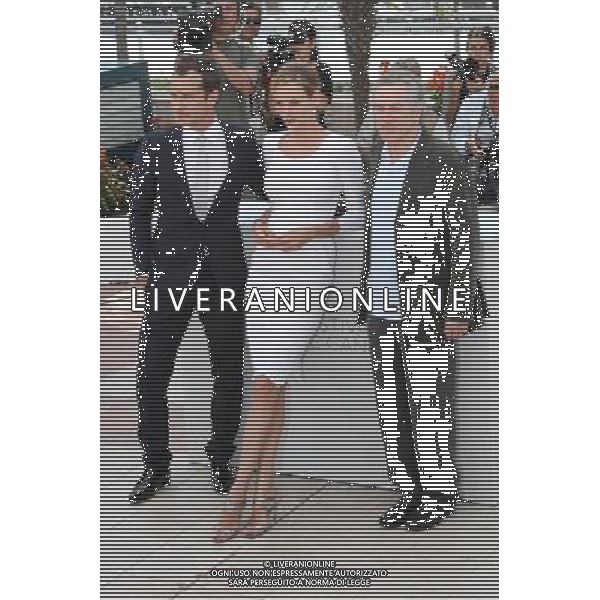 Jude Law, Uma Thurman and Robert DeNiro posing for photographers at a photo call at the 64th Cannes Film Festival in Cannes, France, May 11, 2011 - 64mo Festival Internazionale del Cinema , Cannes AG. ALDO LIVERANI SAS ITALY ONLY *** Local Caption *** .