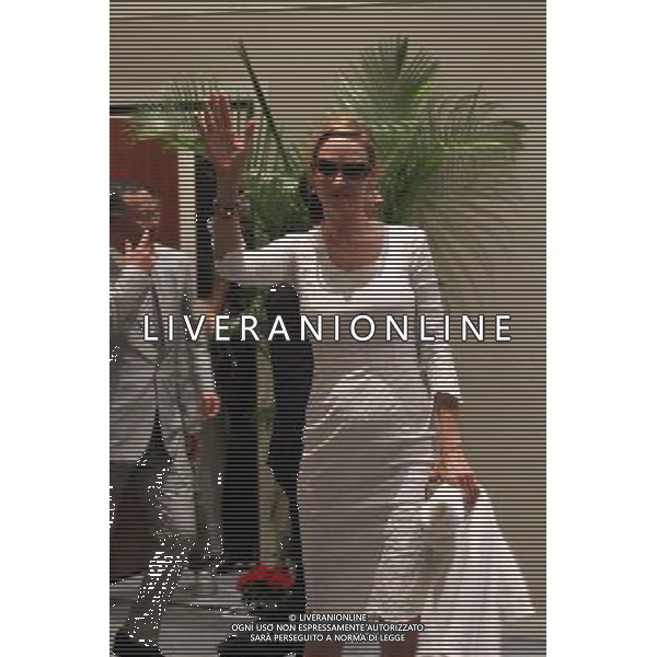 Uma Thurman waves to photographers at the 64th Cannes Film Festival in Cannes, France, May 11, 2011 - 64mo Festival Internazionale del Cinema , Cannes AG. ALDO LIVERANI SAS ITALY ONLY *** Local Caption *** .