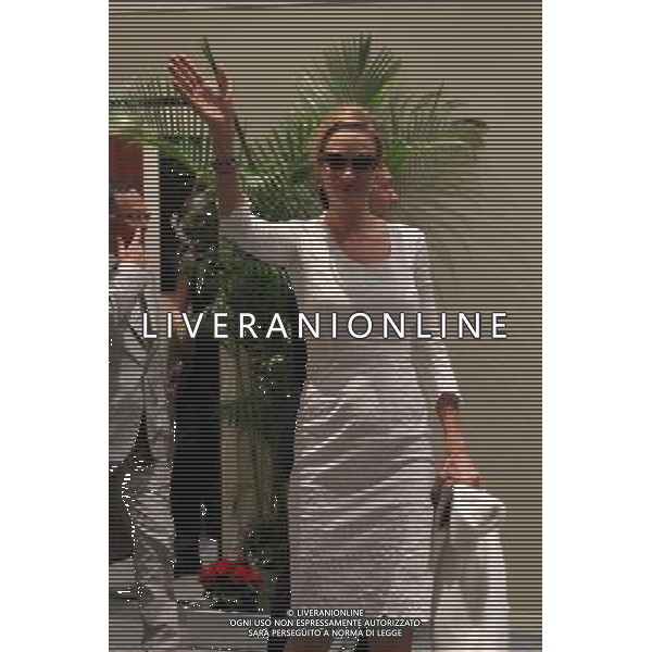 Uma Thurman waves to photographers at the 64th Cannes Film Festival in Cannes, France, May 11, 2011 - 64mo Festival Internazionale del Cinema , Cannes AG. ALDO LIVERANI SAS ITALY ONLY *** Local Caption *** .