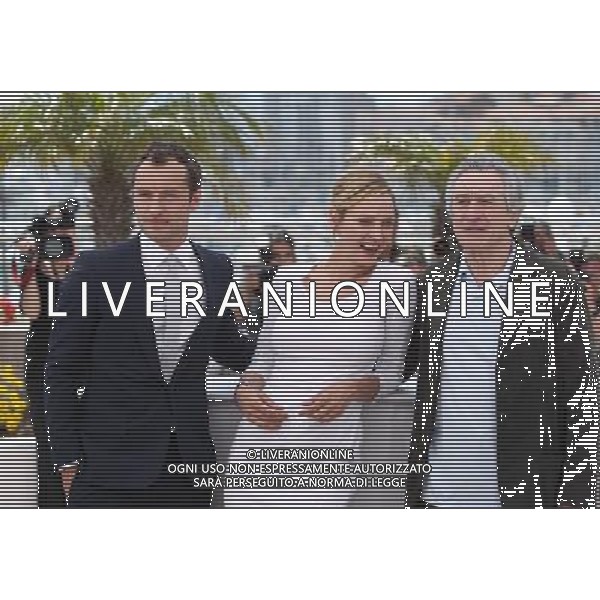 CANNES, May 11, 2011 President of the Jury Robert De Niro (R), Jury member Uma Thurman (C) and Jude Law (L) attend the photocall of the jury at the 64th Cannes Film Festival in Cannes, France, on May 11, 2011. The 64th Cannes Film Festival will be held from May 11 to 22. (/Gao Jing) (zcc) 64mo Festival Internazionale del Cinema , Cannes AG. ALDO LIVERANI SAS ITALY ONLY *** Local Caption *** .
