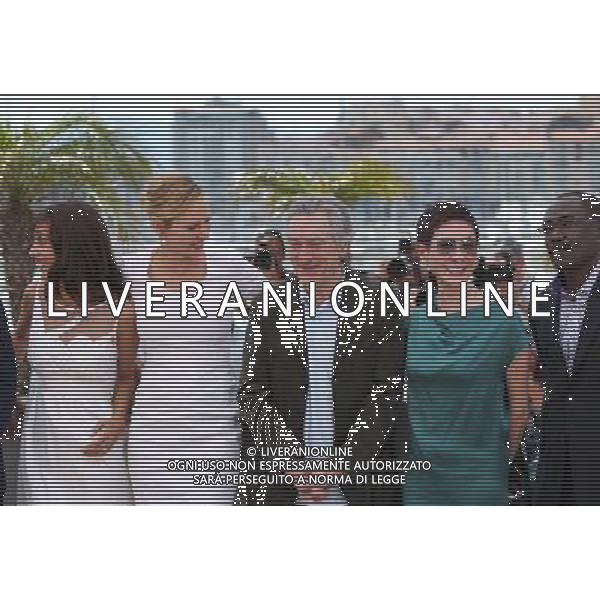 CANNES, May 11, 2011 (L R) Argentinian actress and producer Martina Gusman, U.S. actress Uma Thurman, President of the Jury Robert De Niro, Hong Kong producer Nansun Shi, Mahamat Saleh Haroun attend the photocall of the jury at the 64th Cannes Film Festival in Cannes, France, on May 11, 2011. The 64th Cannes Film Festival will be held from May 11 to 22. (/Gao Jing) (zcc) 64mo Festival Internazionale del Cinema , Cannes AG. ALDO LIVERANI SAS ITALY ONLY *** Local Caption *** .