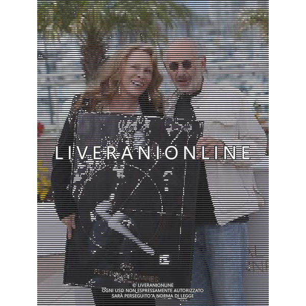 (110511) -- CANNES, May 11, 2011 () -- U.S. actress Faye Dunaway (L) and U.S. director Jerry Schatzberg pose for photos during a photocall at the 64th Cannes Film Festival in Cannes, France, on May 11, 2011. The film \'Puzzle of A Downfall Child\', starred by Faye Dunaway and directed by Jerry Schatzberg in 1970, is selected in the Cannes Classics. (/Gao Jing) 64mo Festival Internazionale del Cinema a Cannes AG. ALDO LIVERANI SAS ITALY ONLY *** Local Caption *** .