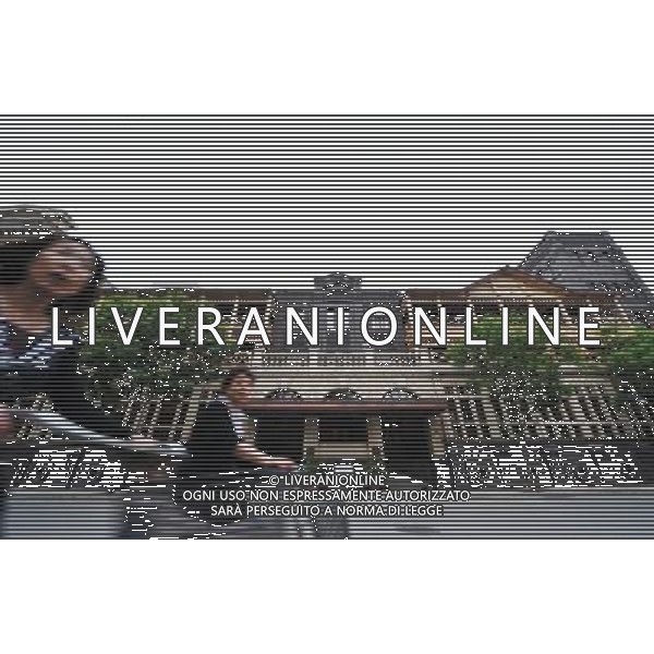 TIANJIN, May 10, 2011 Citizens passes by The Astor Hotel at Tai\'an Road in Tianjin Municipality, north China, May 9, 2011. Located in the middle of original British concession, Tai\'an road has more than 100 years history, with The Astor Hotel, Victoria Garden and Anglican Church sitting along it. A district with British characters has taken shape after three buildings was basically completed in the Taian Road in Tianjin. (/Qiu Yuewei)(yrz) Citta\' di Tianjin , scorcio con vista sui pricipali monumenti ed edifici storici AG. ALDO LIVERANI SAS ITALY ONLY *** Local Caption *** .