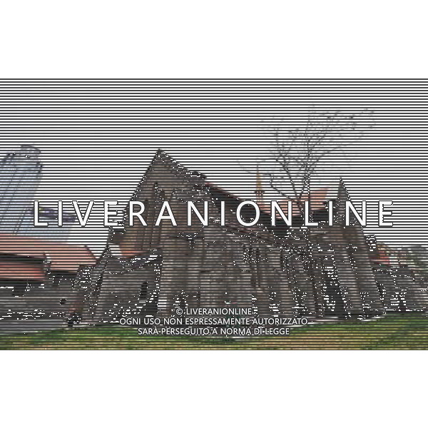 TIANJIN, May 10, 2011 A worker cleans the lawn around Anglican Church at Tai\'an Road in Tianjin Municipality, north China, May 9, 2011. Located in the middle of original British concession, Tai\'an road has more than 100 years history, with The Astor Hotel, Victoria Garden and Anglican Church sitting along it. A district with British characters has taken shape after three buildings was basically completed in the Taian Road in Tianjin. (/Qiu Yuewei)(yrz) Citta\' di Tianjin , scorcio con vista sui pricipali monumenti ed edifici storici AG. ALDO LIVERANI SAS ITALY ONLY *** Local Caption *** .