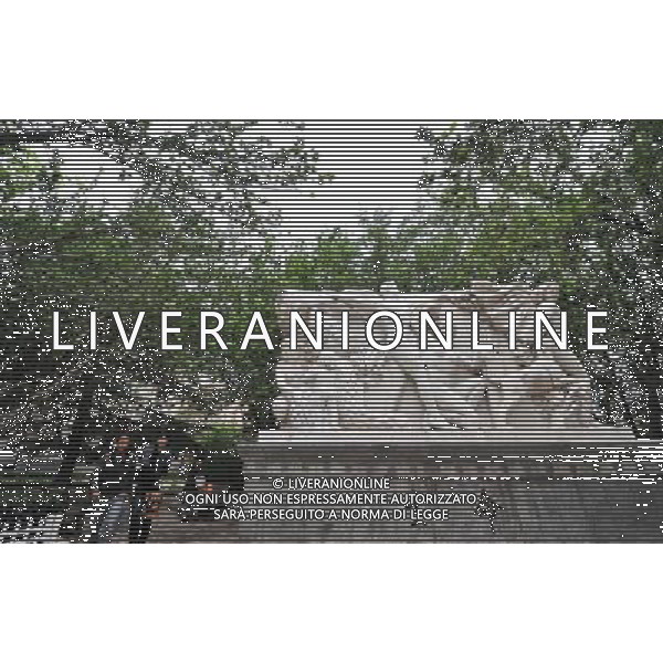 TIANJIN, May 10, 2011 Citizens walk in a garden at Tai\'an Road in Tianjin Municipality, north China, May 9, 2011. Located in the middle of original British concession, Tai\'an road has more than 100 years history, with The Astor Hotel, Victoria Garden and Anglican Church sitting along it. A district with British characters has taken shape after three buildings was basically completed in the Taian Road in Tianjin. (/Qiu Yuewei)(yrz) Citta\' di Tianjin , scorcio con vista sui pricipali monumenti ed edifici storici AG. ALDO LIVERANI SAS ITALY ONLY *** Local Caption *** .