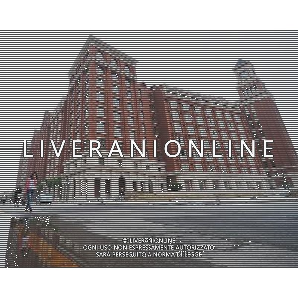 TIANJIN, May 10, 2011 A citizen passes by a building on Tai\'an Road in Tianjin Municipality, north China, May 9, 2011. Located in the middle of original British concession, Tai\'an road has more than 100 years history, with The Astor Hotel, Victoria Garden and Anglican Church sitting along it. A district with British characters has taken shape after three buildings was basically completed in the Taian Road in Tianjin. (/Qiu Yuewei)(yrz) Citta\' di Tianjin , scorcio con vista sui pricipali monumenti ed edifici storici AG. ALDO LIVERANI SAS ITALY ONLY *** Local Caption *** .