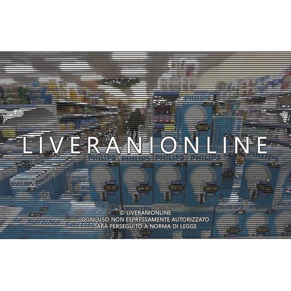 (110517) -- BUENOS AIRES, May 17, 2011 () -- Ordinary bulbs are seen on the shelf at a shop in Buenos Aires, capital of Argentina, May 17, 2011. The Argentine government declared that ordinary bulbs would not be allowed to sell starting from June 2011 to make a way for popularizing energy-saving bulbs. (/Martin Zabala) Tipi di lampadine sullo scaffale di un negozio a Buenos Aires . Il governo argentino le ha messe al bando dal giugno del 2011 a favore di quelle a risparmio energetico AG.ALDO LIVERANI SAS ITALY ONLY *** Local Caption *** .