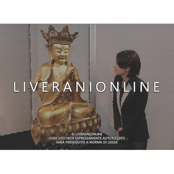 (110517) -- HONG KONG, May 17, 2011 () -- A staff member from Christie\'s introduces a magnificent gilt-bronze figure of Vairocana estimated 10 million to 15 million HK dollars during a media preview of Christie\'s auction in Hong Kong, south China, May 17, 2011. Christie\'s Hong Kong Spring sales of Important Chinese Ceramics and Works of Art, to be held on June 1, 2011 at the Hong Kong Convention and Exhibition Center, will present over 450 rare and exquisite Chinese imperial ceramics and works of art, valued at close to one billion HK dollars. (/Song Zhenping) Vendita all\'asta da Christie\'s di importanti manufatti cinesi AG. ALDO LIVERANI SAS ITALY ONLY *** Local Caption *** .
