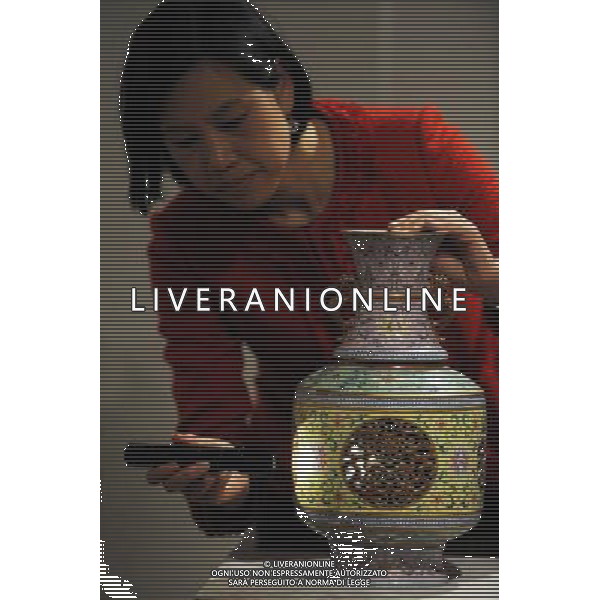 (110517) -- HONG KONG, May 17, 2011 () -- A staff member from Christie\'s introduces a Qianlong period \'Magnificent Famille Rose Revolving And Reticulated \'Chilong\' Double Vase\' estimated 240 million HK dollars during a media preview in Hong Kong, south China, May 17, 2011. Christie\'s Hong Kong Spring sales of Important Chinese Ceramics and Works of Art, to be held on June 1, 2011 at the Hong Kong Convention and Exhibition Center, will present over 450 rare and exquisite Chinese imperial ceramics and works of art, valued at close to one billion HK dollars. (/Song Zhenping) Vendita all\'asta da Christie\'s di importanti manufatti cinesi AG. ALDO LIVERANI SAS ITALY ONLY *** Local Caption *** .