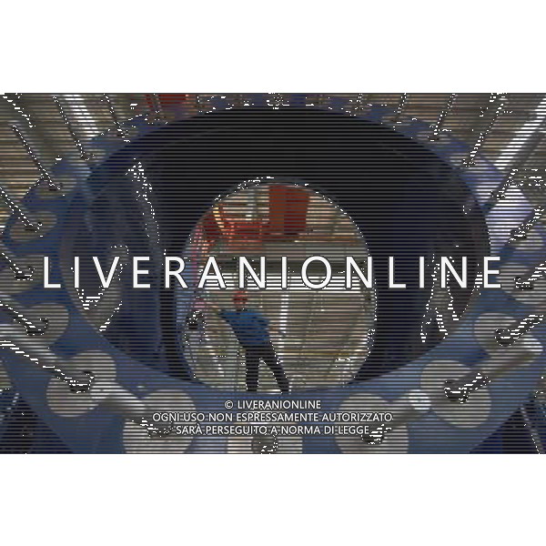 RONGCHENG, May 17, 2011 A worker lifts the windmill generator for installation in Shandong Rongchuan Port Machinery Manufacturing Co., Ltd. in Rongcheng City, east China\'s Shandong Province, May 16, 2011. The coastal Rongcheng City has attracted such large energy companies as Huaneng Group to invest wind power projects with the operational and under construction installed capacity totaling 25,000 kW and accumulative electricity generation of 600 million kWh. (/Guo Xulei) (lfj) Rongcheng , generatori di mulini a vento nella regione dello Rongcheng AG. ALDO LIVERANI SAS ITALY ONLY *** Local Caption *** .