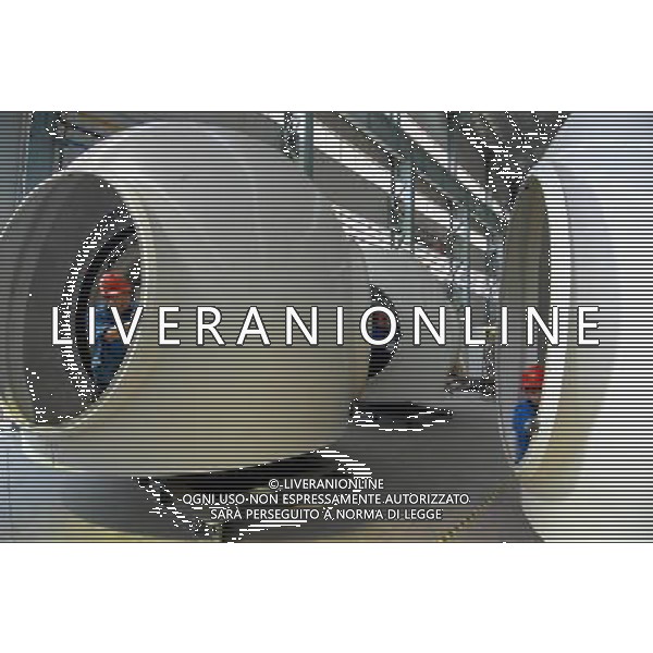 RONGCHENG, May 17, 2011 Workers examine windmill hubs in Shandong Rongchuan Port Machinery Manufacturing Co., Ltd. in Rongcheng City, east China\'s Shandong Province, May 16, 2011. The coastal Rongcheng City has attracted such large energy companies as Huaneng Group to invest wind power projects with the operational and under construction installed capacity totaling 25,000 kW and accumulative electricity generation of 600 million kWh. (/Guo Xulei) (lfj) Rongcheng , generatori di mulini a vento nella regione dello Rongcheng AG. ALDO LIVERANI SAS ITALY ONLY *** Local Caption *** .