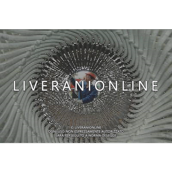 RONGCHENG, May 17, 2011 A worker stablizes the stator of a windmill generator in Shandong Rongchuan Port Machinery Manufacturing Co., Ltd. in Rongcheng City, east China\'s Shandong Province, May 16, 2011. The coastal Rongcheng City has attracted such large energy companies as Huaneng Group to invest wind power projects with the operational and under construction installed capacity totaling 25,000 kW and accumulative electricity generation of 600 million kWh. (/Guo Xulei) (lfj) Rongcheng , generatori di mulini a vento nella regione dello Rongcheng AG. ALDO LIVERANI SAS ITALY ONLY *** Local Caption *** .