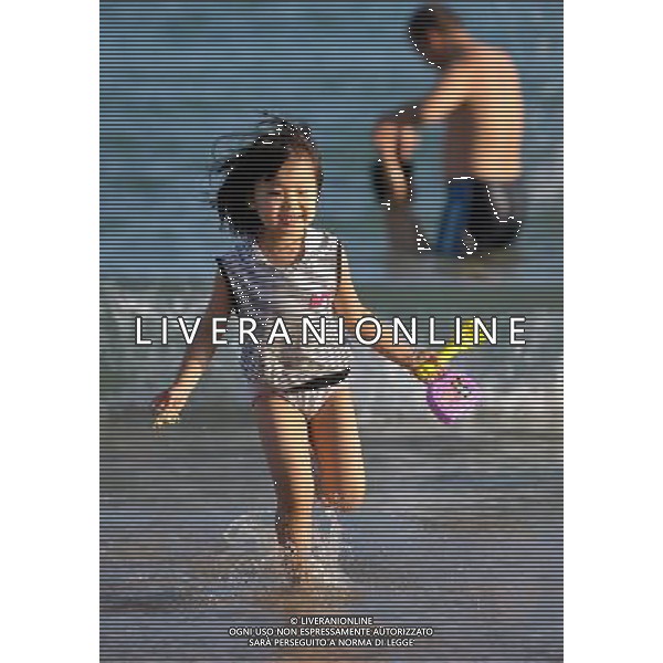 (110517)SANYA, May 17, 2011 A littel girl plays in the sea in Sanya, a resort city in south China\'s Hainan Province, May 17, 2011. As weather gets hot, Sanya is entering a tourist off season. But the off season low prices and good environment still attract some tourists. (/Guo Cheng) (llp) Zona turista della Cina : Sanya , immagini di turisti AG. ALDO LIVERANI SAS ITALY ONLY *** Local Caption *** .