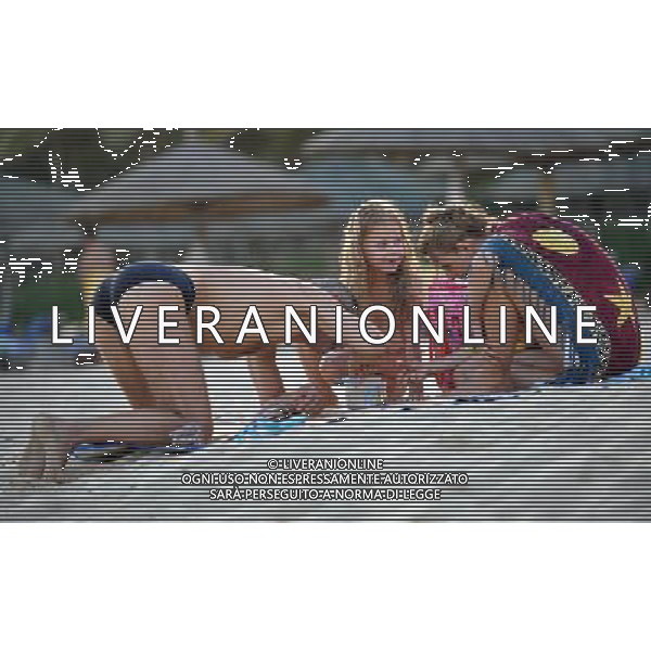 (110517)SANYA, May 17, 2011 A Russian family play on the beach in Sanya, a resort city in south China\'s Hainan Province, May 17, 2011. As weather gets hot, Sanya is entering a tourist off season. But the off season low prices and good environment still attract some tourists. (/Guo Cheng) (llp) Zona turista della Cina : Sanya , immagini di turisti AG. ALDO LIVERANI SAS ITALY ONLY *** Local Caption *** .