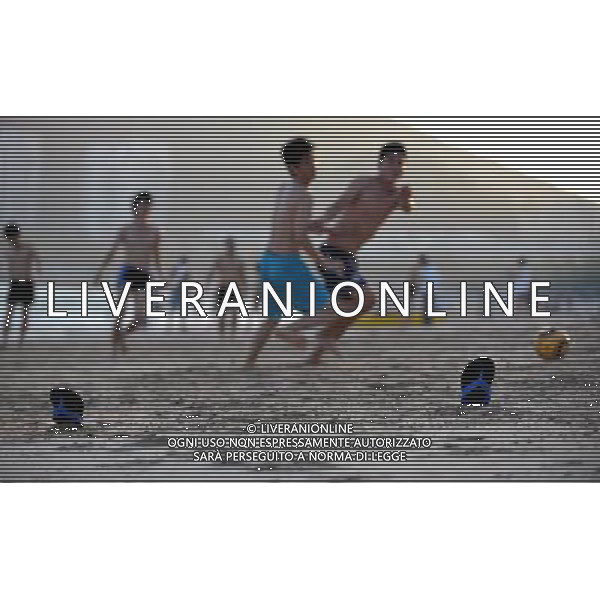 (110517)SANYA, May 17, 2011 Tourists play football on the beach in Sanya, a resort city in south China\'s Hainan Province, May 17, 2011. As weather gets hot, Sanya is entering a tourist off season. But the off season low prices and good environment still attract some tourists. (/Guo Cheng) (llp) Zona turista della Cina : Sanya , immagini di turisti AG. ALDO LIVERANI SAS ITALY ONLY *** Local Caption *** .