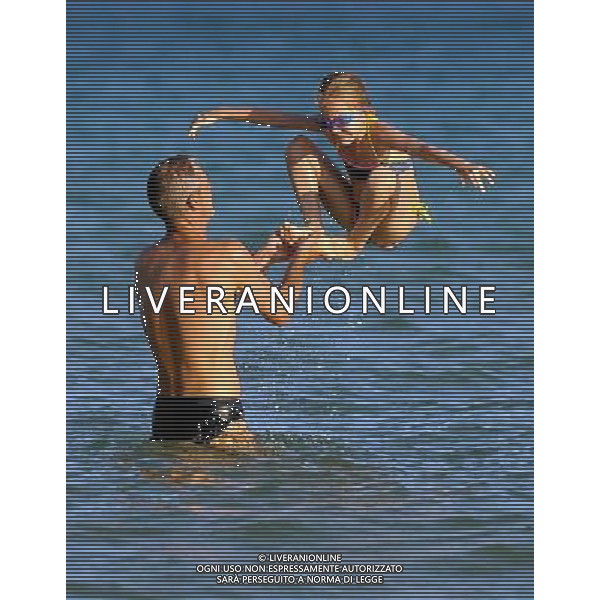 (110517)SANYA, May 17, 2011 A foreign father and his daughter play in the sea in Sanya, a resort city in south China\'s Hainan Province, May 17, 2011. As weather gets hot, Sanya is entering a tourist off season. But the off season low prices and good environment still attract some tourists. (/Guo Cheng) (llp) Zona turista della Cina : Sanya , immagini di turisti AG. ALDO LIVERANI SAS ITALY ONLY *** Local Caption *** .