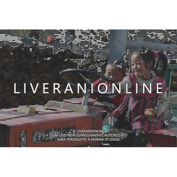 (110517) -- BEIJING, May 17, 2011 () -- Kids play in Qionglin Village of Nanyi Lhoba Ethnic Township, in Mainling County of southwest China\'s Tibet Autonomous Region (TAR), May 12, 2011. Located at the foot of snow-peaked mountains near the south border between China and India, the Nanyi Township of Qionglin Village, a tranquil and picturesque place, is inhabited by people of Lhoba ethnic group. With a total of 2900 people, Lhoba ethnic group is the smallest among China\'s 56 ethnic groups in term of population. The family of forty-six-year-old Ma Ya is one of the 30 Lhoba households in the village. They live in a two-storeyed house with many modern devices like television, washing machine, refrigerator, etc. In 2008, his family opened a household inn when Qionglin Village set up a scenic area. Their family inn soon went popular among tourists, and earned them about 6,000 yuan (922 U. S. dollars) per month at the tourism peak season from June to October. Yet just 50 years ago, before Ma Ya\'s birth, his father and grandfather still lived in the wood, depending mainly on hunting with bows and arrows, in the very form of a primitive society. As few knew their existence in the wildest nature, they were dubbed as \'the tribe of mystery\'. In the 1960s, after the peaceful liberation of Tibet, Ma Ya\'s father and some other Lhoba people moved out of the wood and settled on a land offered by the local government. By 1985, all the Lhoba people of the village have moved into free dwelling houses and started to breed livestock provided by the government, thus marking the brand-new start of their modern life. Instead of hunting and logging, their previous livelihood, local villagers of Lhoba now earn their living on stockbreeding, bamboo weaving, herbal medicine picking, and tourism. Under the benefits of many national policies preferential for minority groups, the annual income per capita of Nanyi Township reached 5760 yuan (885 U.S. dollars) in 2010. \'Before we mo Situato ai piedi delle montagne innevate, vicino al confine meridionale tra la Cina e l\'India, il Comune di Nanyi Qionglin Village, un luogo pittoresco e tranquillo, abitato da persone del gruppo etnico Lhoba. Con un totale di 2900 persone, il gruppo etnico Lhoba  il pi piccolo dei 56 gruppi etnici in termini di popolazione in Cina Etnie - Vita - Rurali - AG. ALDO LIVERANI SAS ITALY ONLY *** Local Caption *** .