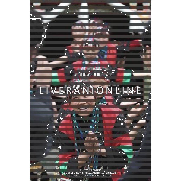 (110517) -- BEIJING, May 17, 2011 () -- Lhoba women with traditional costumes welcome tourists at the gate of the Nanyi Valley scenic spot in Qionglin Village of Nanyi Lhoba Ethnic Township, in Mainling County of southwest China\'s Tibet Autonomous Region (TAR), May 12, 2011. Located at the foot of snow-peaked mountains near the south border between China and India, the Nanyi Township of Qionglin Village, a tranquil and picturesque place, is inhabited by people of Lhoba ethnic group. With a total of 2900 people, Lhoba ethnic group is the smallest among China\'s 56 ethnic groups in term of population. The family of forty-six-year-old Ma Ya is one of the 30 Lhoba households in the village. They live in a two-storeyed house with many modern devices like television, washing machine, refrigerator, etc. In 2008, his family opened a household inn when Qionglin Village set up a scenic area. Their family inn soon went popular among tourists, and earned them about 6,000 yuan (922 U. S. dollars) per month at the tourism peak season from June to October. Yet just 50 years ago, before Ma Ya\'s birth, his father and grandfather still lived in the wood, depending mainly on hunting with bows and arrows, in the very form of a primitive society. As few knew their existence in the wildest nature, they were dubbed as \'the tribe of mystery\'. In the 1960s, after the peaceful liberation of Tibet, Ma Ya\'s father and some other Lhoba people moved out of the wood and settled on a land offered by the local government. By 1985, all the Lhoba people of the village have moved into free dwelling houses and started to breed livestock provided by the government, thus marking the brand-new start of their modern life. Instead of hunting and logging, their previous livelihood, local villagers of Lhoba now earn their living on stockbreeding, bamboo weaving, herbal medicine picking, and tourism. Under the benefits of many national policies preferential for minority groups, the annual income Situato ai piedi delle montagne innevate, vicino al confine meridionale tra la Cina e l\'India, il Comune di Nanyi Qionglin Village, un luogo pittoresco e tranquillo, abitato da persone del gruppo etnico Lhoba. Con un totale di 2900 persone, il gruppo etnico Lhoba  il pi piccolo dei 56 gruppi etnici in termini di popolazione in Cina Etnie - Vita - Rurali - AG. ALDO LIVERANI SAS ITALY ONLY *** Local Caption *** .