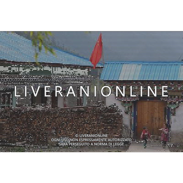 (110517) -- BEIJING, May 17, 2011 () -- Kids play ouside a yard of Lhoba ethnic group in Qionglin Village of Nanyi Lhoba Ethnic Township, in Mainling County of southwest China\'s Tibet Autonomous Region (TAR), May 12, 2011. Located at the foot of snow-peaked mountains near the south border between China and India, the Nanyi Township of Qionglin Village, a tranquil and picturesque place, is inhabited by people of Lhoba ethnic group. With a total of 2900 people, Lhoba ethnic group is the smallest among China\'s 56 ethnic groups in term of population. The family of forty-six-year-old Ma Ya is one of the 30 Lhoba households in the village. They live in a two-storeyed house with many modern devices like television, washing machine, refrigerator, etc. In 2008, his family opened a household inn when Qionglin Village set up a scenic area. Their family inn soon went popular among tourists, and earned them about 6,000 yuan (922 U. S. dollars) per month at the tourism peak season from June to October. Yet just 50 years ago, before Ma Ya\'s birth, his father and grandfather still lived in the wood, depending mainly on hunting with bows and arrows, in the very form of a primitive society. As few knew their existence in the wildest nature, they were dubbed as \'the tribe of mystery\'. In the 1960s, after the peaceful liberation of Tibet, Ma Ya\'s father and some other Lhoba people moved out of the wood and settled on a land offered by the local government. By 1985, all the Lhoba people of the village have moved into free dwelling houses and started to breed livestock provided by the government, thus marking the brand-new start of their modern life. Instead of hunting and logging, their previous livelihood, local villagers of Lhoba now earn their living on stockbreeding, bamboo weaving, herbal medicine picking, and tourism. Under the benefits of many national policies preferential for minority groups, the annual income per capita of Nanyi Township reached 5760 yuan (885 Situato ai piedi delle montagne innevate, vicino al confine meridionale tra la Cina e l\'India, il Comune di Nanyi Qionglin Village, un luogo pittoresco e tranquillo, abitato da persone del gruppo etnico Lhoba. Con un totale di 2900 persone, il gruppo etnico Lhoba  il pi piccolo dei 56 gruppi etnici in termini di popolazione in Cina Etnie - Vita - Rurali - AG. ALDO LIVERANI SAS ITALY ONLY *** Local Caption *** .