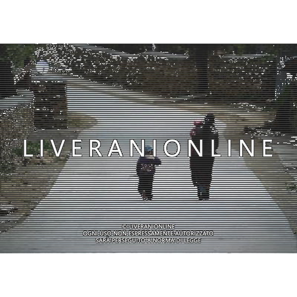 (110517) -- BEIJING, May 17, 2011 () -- A villager walks on a road with her children in Qionglin Village of Nanyi Lhoba Ethnic Township, in Mainling County of southwest China\'s Tibet Autonomous Region (TAR), May 11, 2011. Located at the foot of snow-peaked mountains near the south border between China and India, the Nanyi Township of Qionglin Village, a tranquil and picturesque place, is inhabited by people of Lhoba ethnic group. With a total of 2900 people, Lhoba ethnic group is the smallest among China\'s 56 ethnic groups in term of population. The family of forty-six-year-old Ma Ya is one of the 30 Lhoba households in the village. They live in a two-storeyed house with many modern devices like television, washing machine, refrigerator, etc. In 2008, his family opened a household inn when Qionglin Village set up a scenic area. Their family inn soon went popular among tourists, and earned them about 6,000 yuan (922 U. S. dollars) per month at the tourism peak season from June to October. Yet just 50 years ago, before Ma Ya\'s birth, his father and grandfather still lived in the wood, depending mainly on hunting with bows and arrows, in the very form of a primitive society. As few knew their existence in the wildest nature, they were dubbed as \'the tribe of mystery\'. In the 1960s, after the peaceful liberation of Tibet, Ma Ya\'s father and some other Lhoba people moved out of the wood and settled on a land offered by the local government. By 1985, all the Lhoba people of the village have moved into free dwelling houses and started to breed livestock provided by the government, thus marking the brand-new start of their modern life. Instead of hunting and logging, their previous livelihood, local villagers of Lhoba now earn their living on stockbreeding, bamboo weaving, herbal medicine picking, and tourism. Under the benefits of many national policies preferential for minority groups, the annual income per capita of Nanyi Township reached 5760 yuan (885 U Situato ai piedi delle montagne innevate, vicino al confine meridionale tra la Cina e l\'India, il Comune di Nanyi Qionglin Village, un luogo pittoresco e tranquillo, abitato da persone del gruppo etnico Lhoba. Con un totale di 2900 persone, il gruppo etnico Lhoba  il pi piccolo dei 56 gruppi etnici in termini di popolazione in Cina Etnie - Vita - Rurali - AG. ALDO LIVERANI SAS ITALY ONLY *** Local Caption *** .