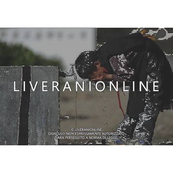 (110517) -- BEIJING, May 17, 2011 () -- A pupil washes face with tap water at a Lhoba primary school in Nanyi Lhoba Ethnic Township, in Mainling County of southwest China\'s Tibet Autonomous Region (TAR), May 11, 2011. Besides here, tap water is commonly used in the nearby villages where many poeple of Lhoba ethnic group live. Located at the foot of snow-peaked mountains near the south border between China and India, the Nanyi Township of Qionglin Village, a tranquil and picturesque place, is inhabited by people of Lhoba ethnic group. With a total of 2900 people, Lhoba ethnic group is the smallest among China\'s 56 ethnic groups in term of population. The family of forty-six-year-old Ma Ya is one of the 30 Lhoba households in the village. They live in a two-storeyed house with many modern devices like television, washing machine, refrigerator, etc. In 2008, his family opened a household inn when Qionglin Village set up a scenic area. Their family inn soon went popular among tourists, and earned them about 6,000 yuan (922 U. S. dollars) per month at the tourism peak season from June to October. Yet just 50 years ago, before Ma Ya\'s birth, his father and grandfather still lived in the wood, depending mainly on hunting with bows and arrows, in the very form of a primitive society. As few knew their existence in the wildest nature, they were dubbed as \'the tribe of mystery\'. In the 1960s, after the peaceful liberation of Tibet, Ma Ya\'s father and some other Lhoba people moved out of the wood and settled on a land offered by the local government. By 1985, all the Lhoba people of the village have moved into free dwelling houses and started to breed livestock provided by the government, thus marking the brand-new start of their modern life. Instead of hunting and logging, their previous livelihood, local villagers of Lhoba now earn their living on stockbreeding, bamboo weaving, herbal medicine picking, and tourism. Under the benefits of many national policies Situato ai piedi delle montagne innevate, vicino al confine meridionale tra la Cina e l\'India, il Comune di Nanyi Qionglin Village, un luogo pittoresco e tranquillo, abitato da persone del gruppo etnico Lhoba. Con un totale di 2900 persone, il gruppo etnico Lhoba  il pi piccolo dei 56 gruppi etnici in termini di popolazione in Cina Etnie - Vita - Rurali - AG. ALDO LIVERANI SAS ITALY ONLY *** Local Caption *** .