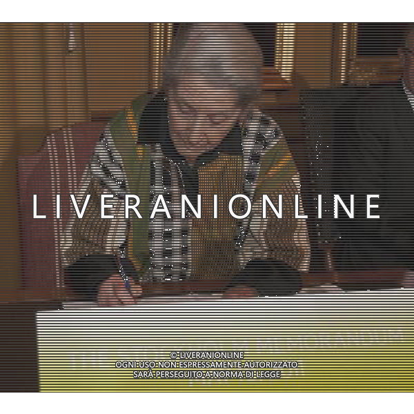 (110519) -- STOCKHOLM, May 19, 2011 () -- South African author Nadine Gordimer, Nobel prize winner in Literature in 1991, signs a Stockholm Memorandum during the 3rd Nobel Laureate Symposium in Stockholm, capital of Sweden, on May 18, 2011. The 3rd Nobel Laureate Symposium was opened Tuesday in Stockholm. The three-day symposium brings together more than 20 Nobel Laureates in chemistry, physics and economics including Elinor Ostrom from the U.S. and many others. The symposium will sign a Stockholm Memorandum and deliver it to the High-level Panel on Global Sustainability. It will also provide suggestions and proposals in how to realize energy efficiency and use more renewable energy. (/Wu Ping) (lr) Stoccolama , 3 ¡ premio Nobel Symposium , premio che riunisce pi di 20 premi Nobel in chimica, fisica ed economia AG. ALDO LIVERANI SAS ITALY ONLY *** Local Caption *** .