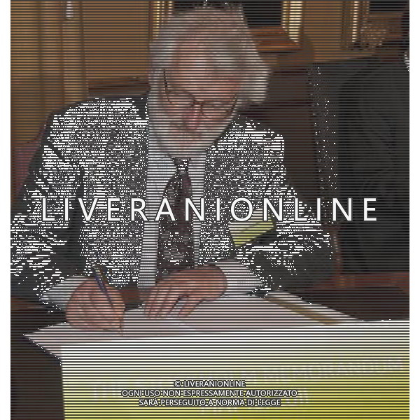 (110519) -- STOCKHOLM, May 19, 2011 () -- Britain\'s scientist John E. Sulston, Nobel prize winner in in Physiology or Medicine in 2002, signs a Stockholm Memorandum during the 3rd Nobel Laureate Symposium in Stockholm, capital of Sweden, on May 18, 2011. The 3rd Nobel Laureate Symposium was opened Tuesday in Stockholm. The three-day symposium brings together more than 20 Nobel Laureates in chemistry, physics and economics including Elinor Ostrom from the U.S. and many others. The symposium will sign a Stockholm Memorandum and deliver it to the High-level Panel on Global Sustainability. It will also provide suggestions and proposals in how to realize energy efficiency and use more renewable energy. (/Wu Ping) (lr) Stoccolama , 3 ¡ premio Nobel Symposium , premio che riunisce pi di 20 premi Nobel in chimica, fisica ed economia AG. ALDO LIVERANI SAS ITALY ONLY *** Local Caption *** .
